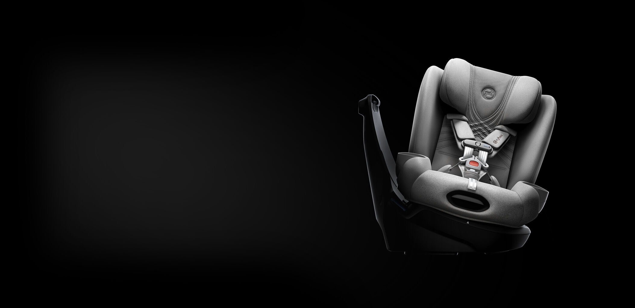 A Callisto T 360 car seat in a base turned to the side.