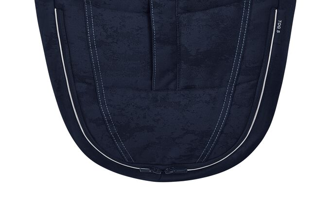 Ein Bild des CYBEX Platinum Footmuff Rebellious Luxury , das das Merkmal Reflektierende Paspelierung hervorhebt.