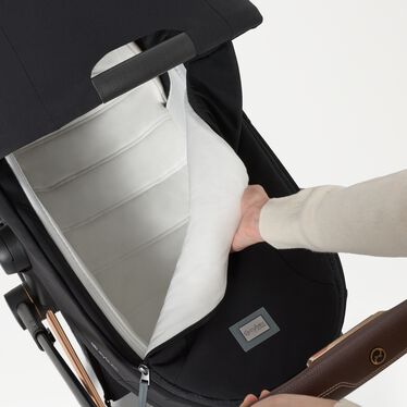 Obrázek CYBEX Platinum Priam Stroller, který zvýrazňuje funkci Luxusní korba na přenášení Fold Lux Carry Cot.