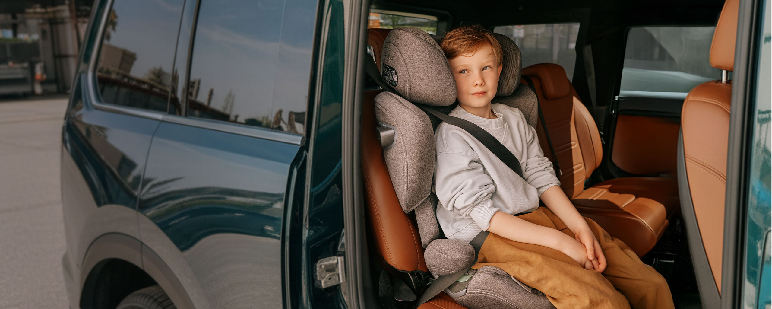 Ein Kind sitzt auf der R&uuml;ckbank eines Autos in einem CYBEX Kindersitz.