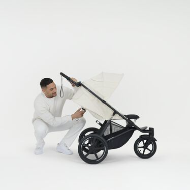An image of the CYBEX Gold Avi Spin Stroller, highlighting the Ergonomic Near-flat with Integrated Leg Rest feature.
