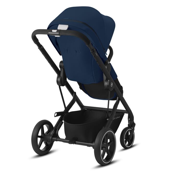 Ein Bild des CYBEX Gold Balios S 2-in-1 Stroller Travel Set, das das Merkmal Verstellbarer Schiebegriff hervorhebt.