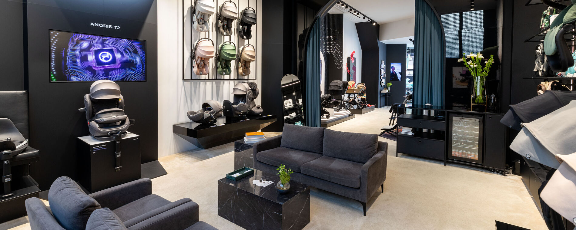 De binnenkant van de flagshipstore van CYBEX in Amsterdam, links de Anoris T2 in focus.