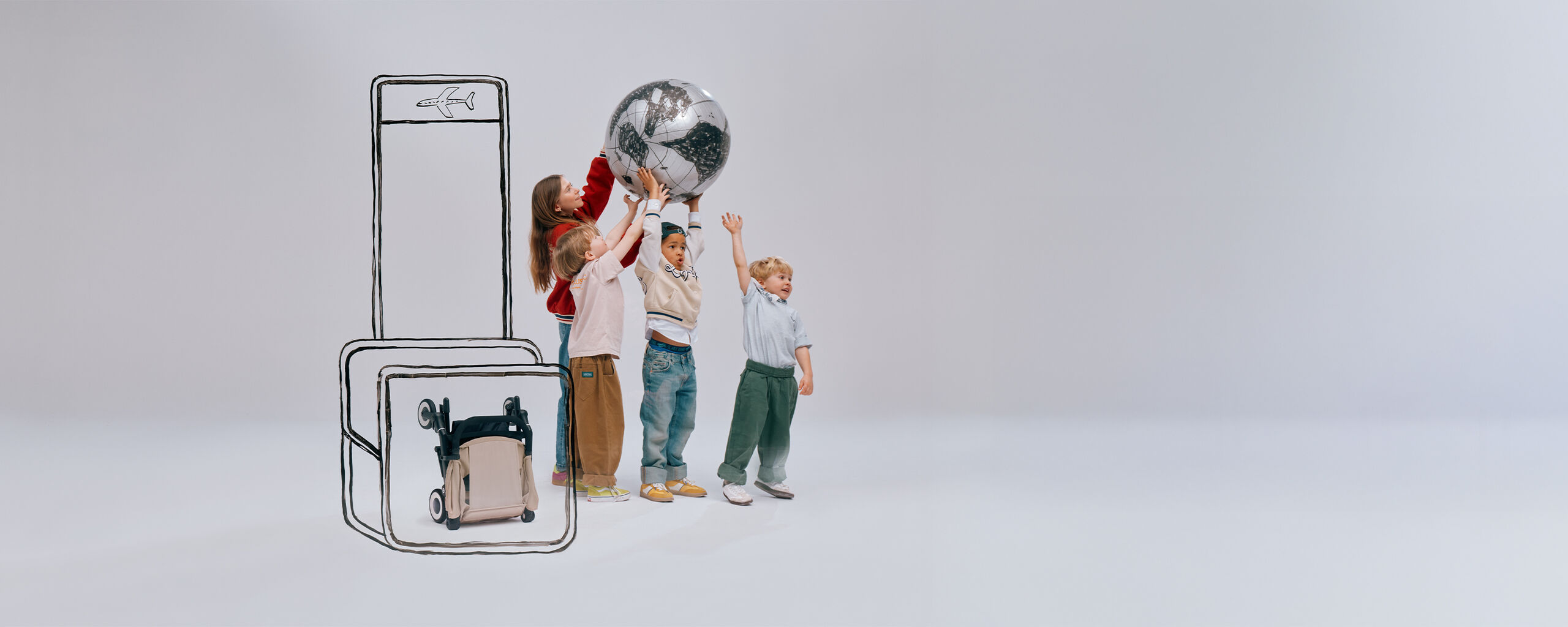 Fyra barn lyfter en boll i form av en glob. Ett ritat fack f&ouml;r handbagage till v&auml;nster med en ihopf&auml;lld Agis inuti.