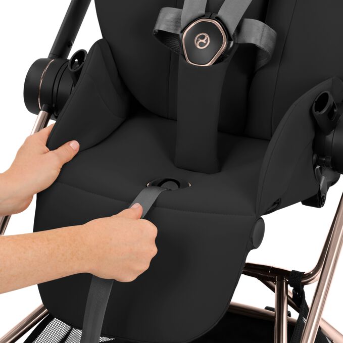 Afbeelding van de CYBEX Platinum Mios Stroller, met de nadruk op de functie One-pull Harness.