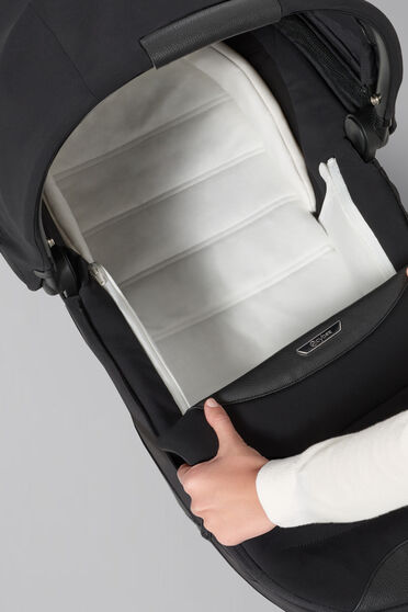 Nahaufnahme der ergonomischen Matratze der Fold Lux Carry Cot.