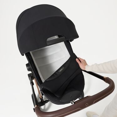 An image of the CYBEX Platinum Priam Fold Lux Carry Cot Stroller, highlighting the Premium in Size and Comfort feature.
