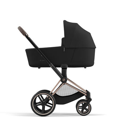 Priam Lux Carry Cot för CYBEX Platinum barnvagn visas på Priam chassi