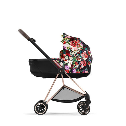 CYBEX Platinum barnvagnar ur Spring Blossom-kollektionen med Mios Lux Liggdel visad på Mios chassi – Dark