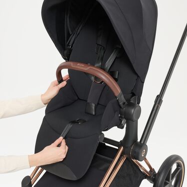 An image of the CYBEX Platinum Priam/e-Priam Seat Pack - Style Collection Stroller, highlighting the One-Pull Harness feature.