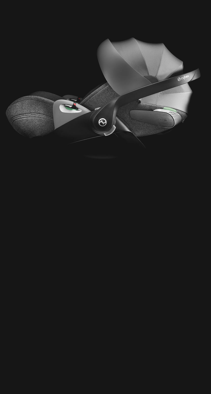 מושב תינוק Cloud T i-Size על רקע שחור