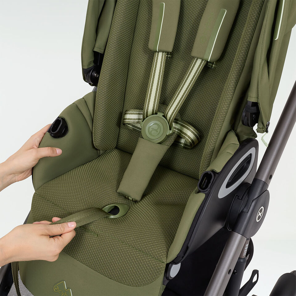 Close up of the one pull harness that the Talos S Lux stroller has.