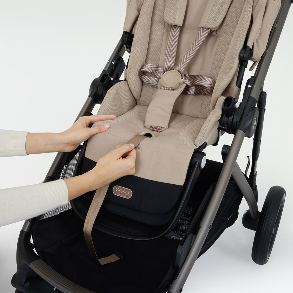 Close up of the Gazelle S seat unit's one-pull harness.