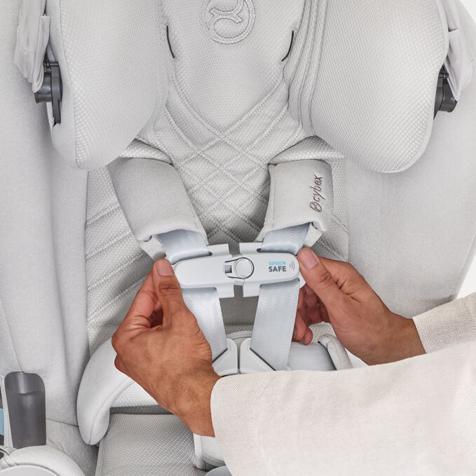 An image of the CYBEX Gold Callisto T 360 Child Car Seat, highlighting the Bluetooth-enabled SensorSafe&trade; feature.