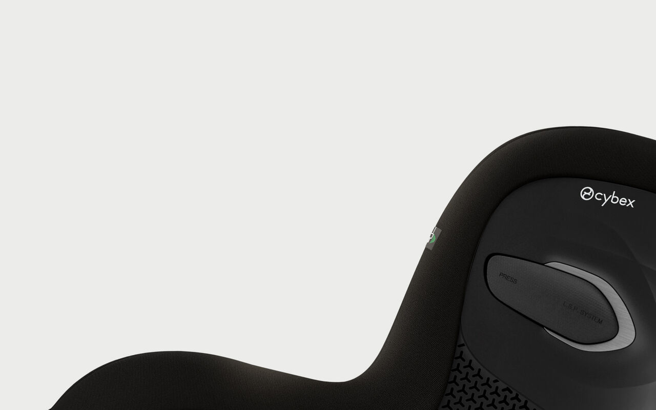 A Sirona G3 car seat in Moon Black.