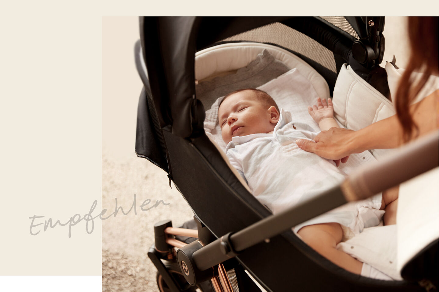 Ein Baby schl&auml;ft friedlich in einem Kinderwagen, w&auml;hrend eine Hand sanft seinen Bauch ber&uuml;hrt.