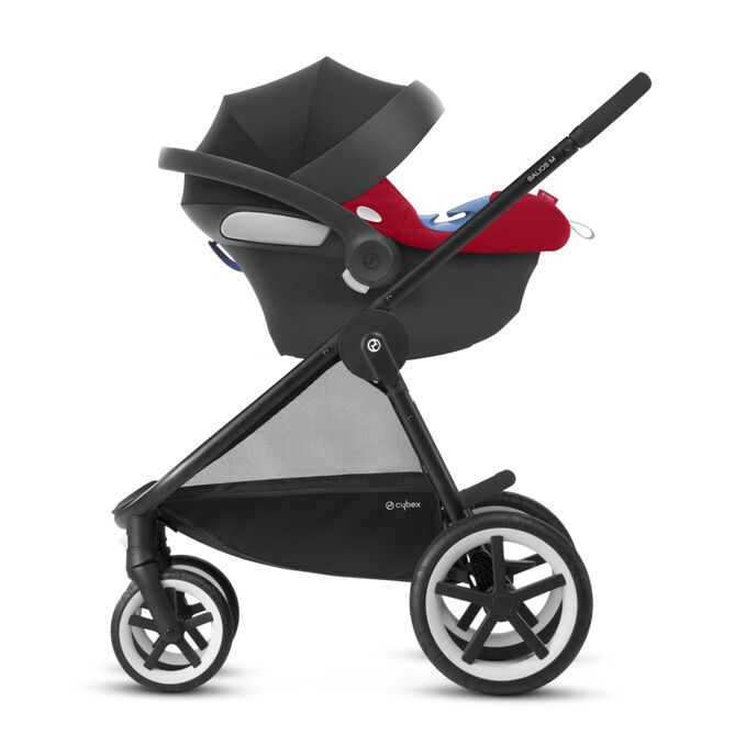 Ein Bild des CYBEX Silver Aton B i-Size Infant Car Seat, das das Merkmal Auch außerhalb des Autos sind Sie immer mobil hervorhebt.