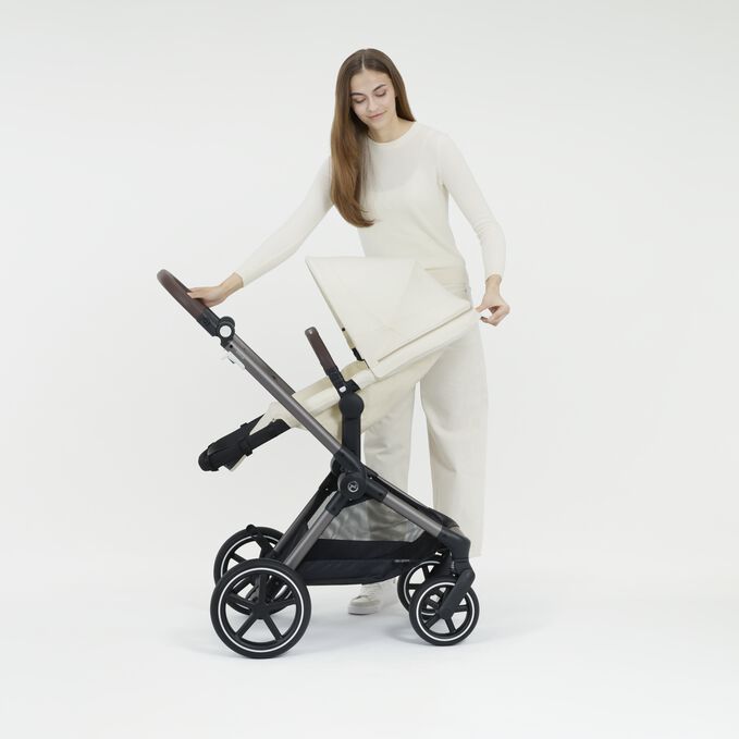 An image of the CYBEX Gold Eos Lux Stroller, highlighting the One-hand Recline feature.