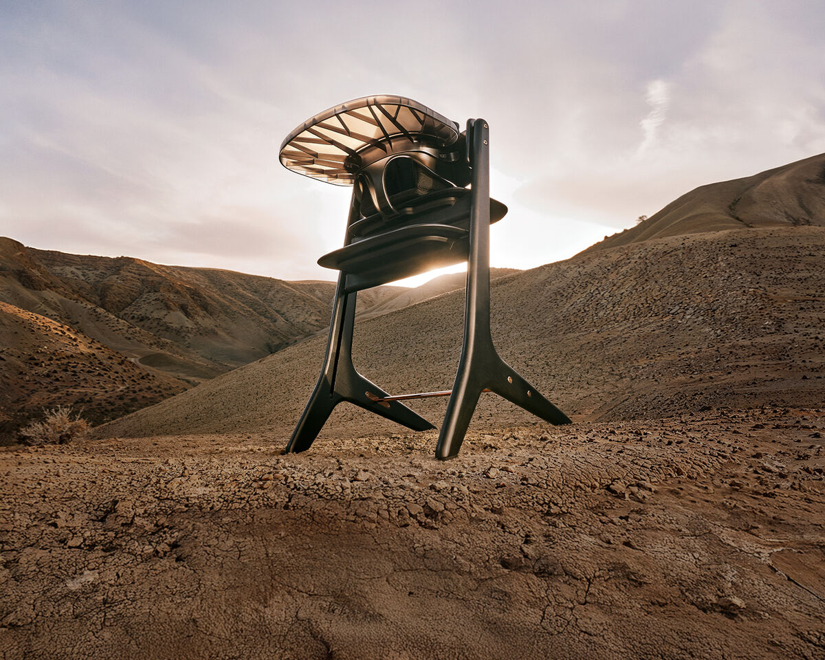 Lemo Platinum in a desert, the sun setting behind it.