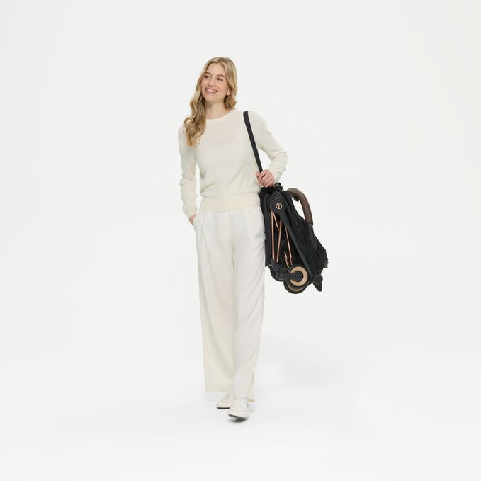 Imagem do CYBEX Platinum Coya - Style Collection Buggy, destacando a funcionalidade Al&ccedil;a de transporte integrada.