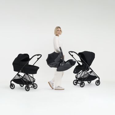 Ein Bild des CYBEX Gold Melio Carbon Stroller, das das Merkmal Reisesystem hervorhebt.