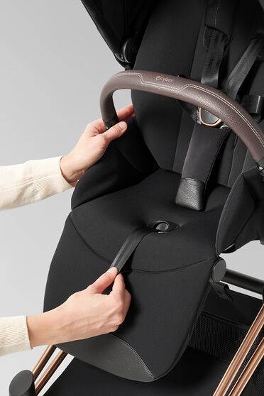 Product image of a woman pulling on the one pull harness of the Seat Unit.