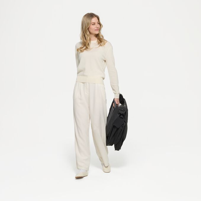 An image of the CYBEX Platinum Priam Fold Lux Carry Cot Stroller, highlighting the Integrated Carry Handle when Folded feature.