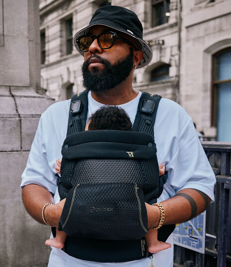 Close up of the kangaroo pockets the Laya baby carrier has to offer.