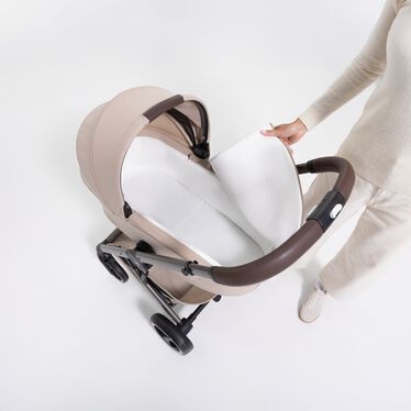 Obrázek CYBEX Gold Balios S Lux se skládací korbičkou Fold Cot Stroller, který zvýrazňuje funkci Prostorná skládací korbička s měkkou pěnovou matrací.