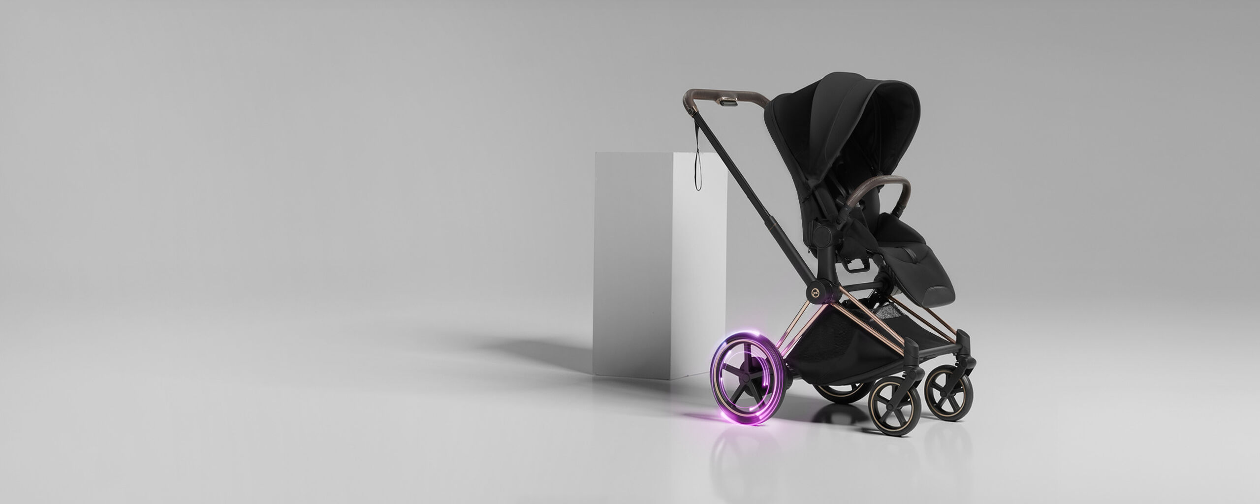 An e-Priam Frame with a Priam Seat pack attached. Behind, a white pillar.