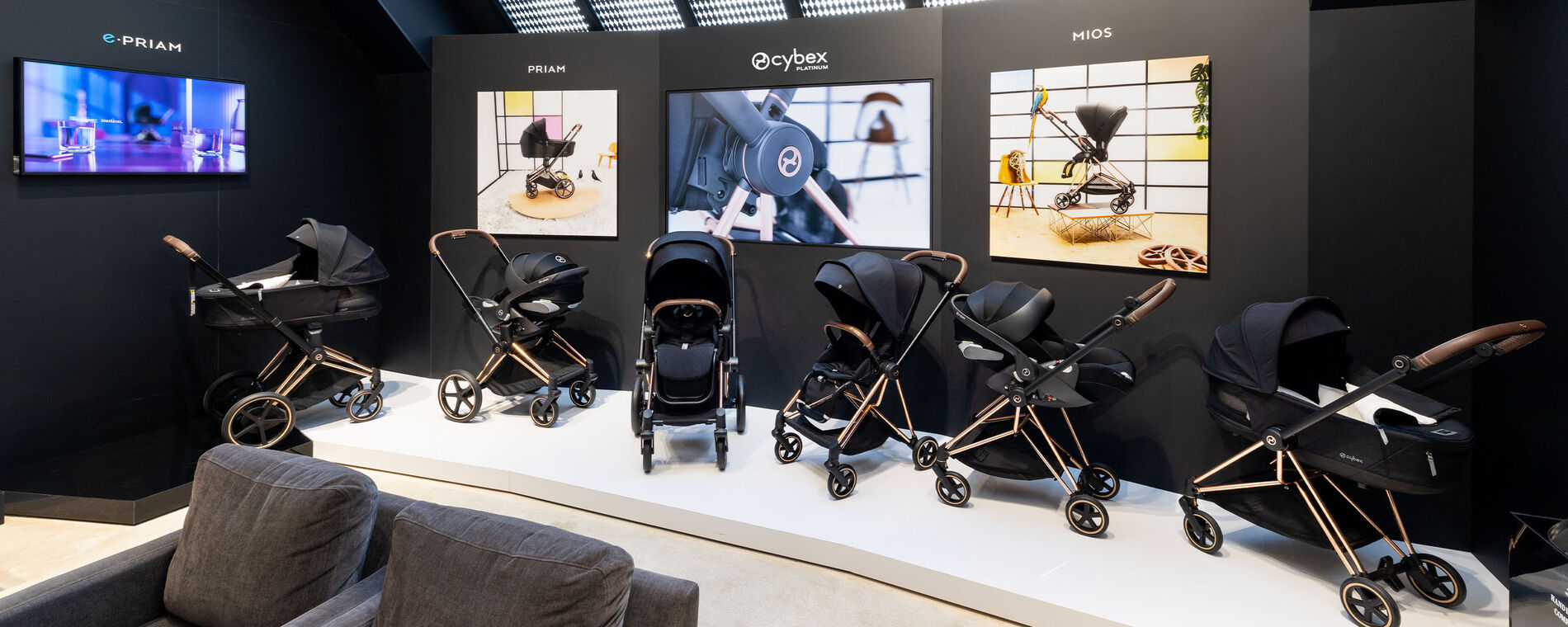 Een weergave van verschillende CYBEX kinderwagens met bevestigde autostoelen voor baby's, kinderbedjes en stoelpakketten.
