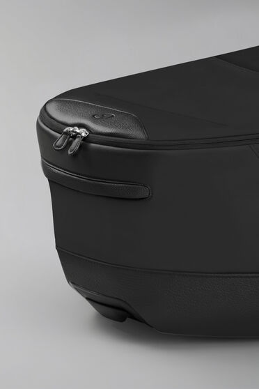 Nahaufnahme der Vordertasche der Fold Lux Carry Cot.