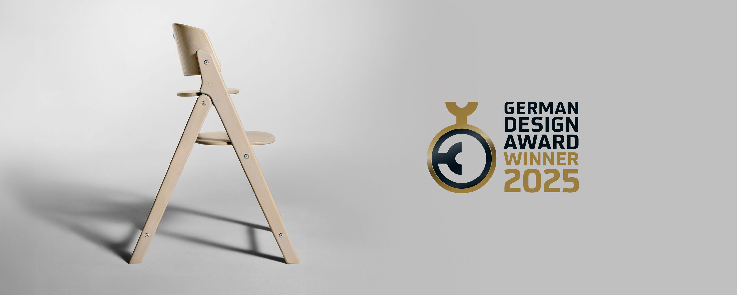 Moderne hoge stoel Click and Fold in beige, winnaar van de German Design Award 2025.