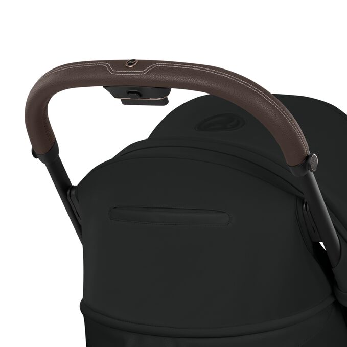 Afbeelding van de CYBEX Platinum Coya - Style Collection Buggy, met de nadruk op de functie Easy-to-Reach Backrest Pocket.