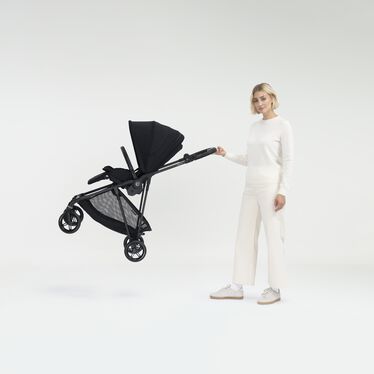 Ein Bild des CYBEX Gold Melio Carbon Stroller, das das Merkmal Ultra-leicht hervorhebt.
