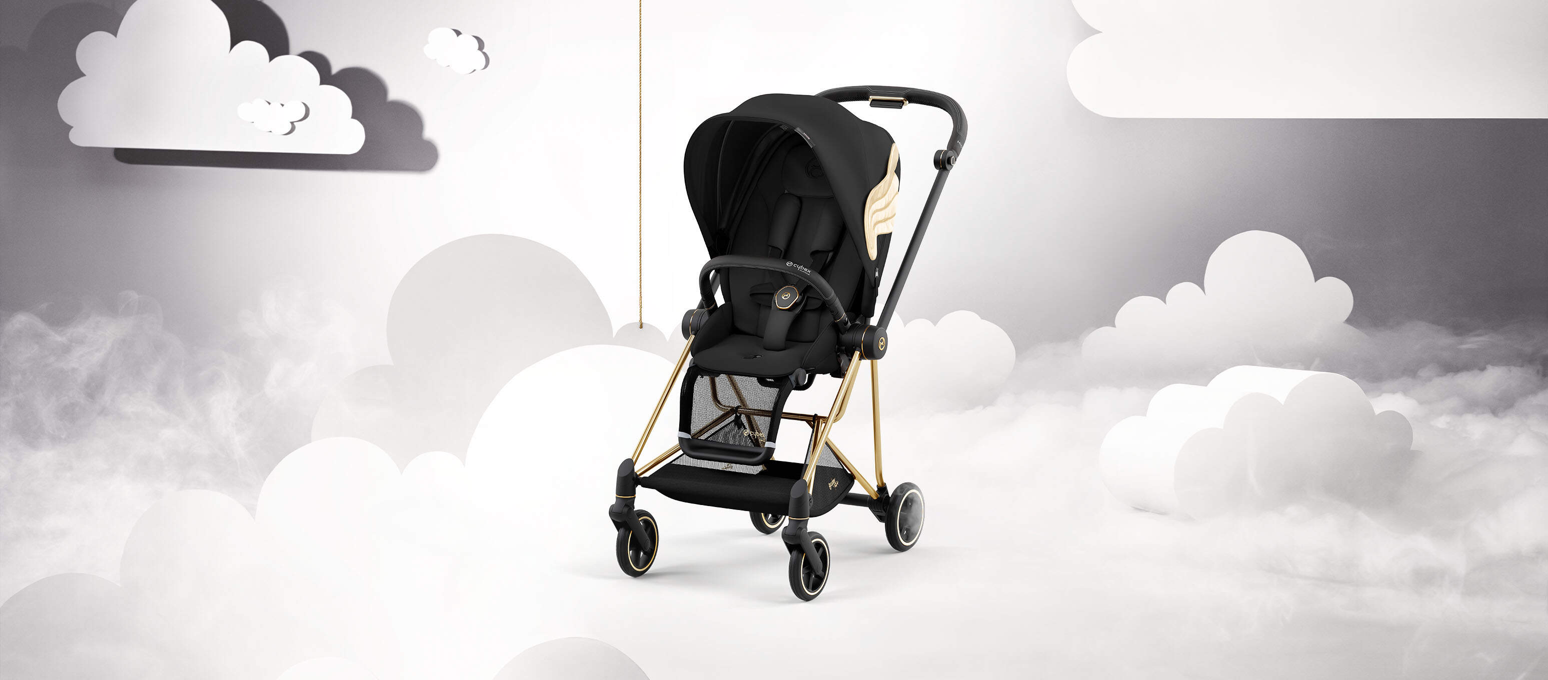 Bild på barnvagn och baby med Cybex by Jeremy Scott Wings-kollektionen