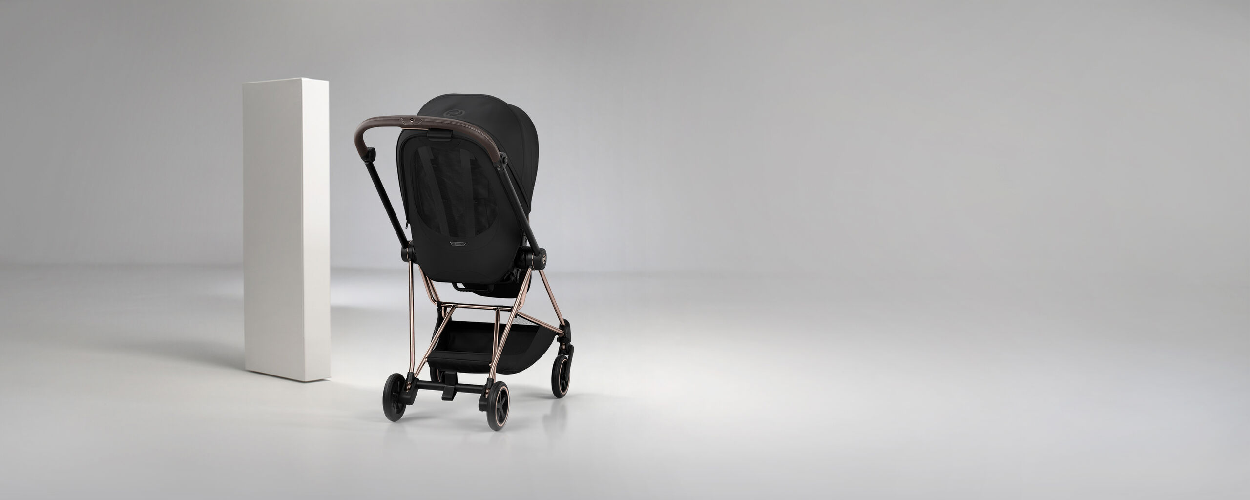 Product image of a Mios frame with a seat unit and a white pillar behind it.