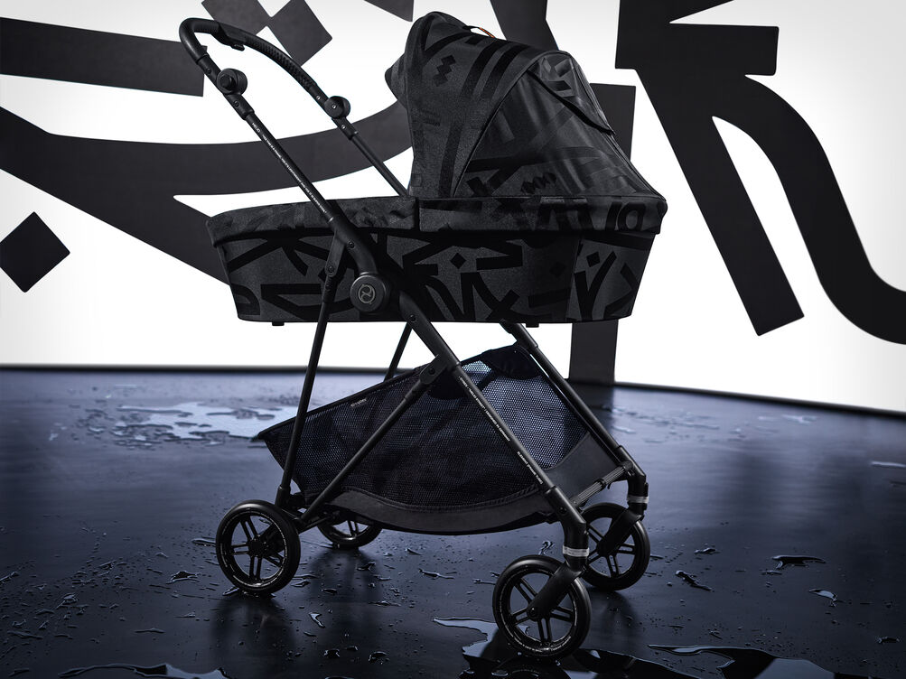 Kampanjbild på Cybex Gold Melio Street barnvagn i Real Black