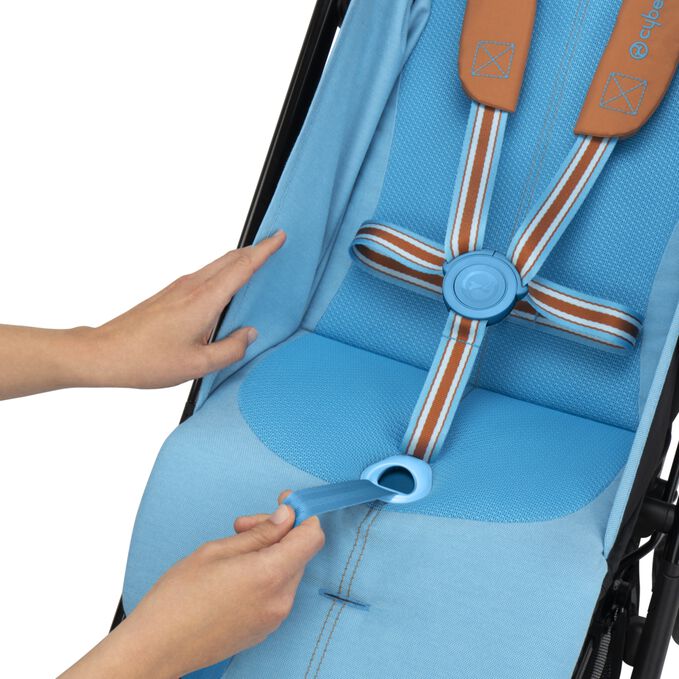 An image of the CYBEX Gold Libelle 2023 Buggy, highlighting the One-pull Harness feature.