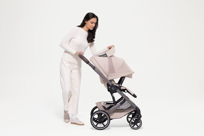 An image of the CYBEX Gold Balios S Lux Stroller, highlighting the XXL UPF50+ Sun Canopy with Mesh Insert feature.