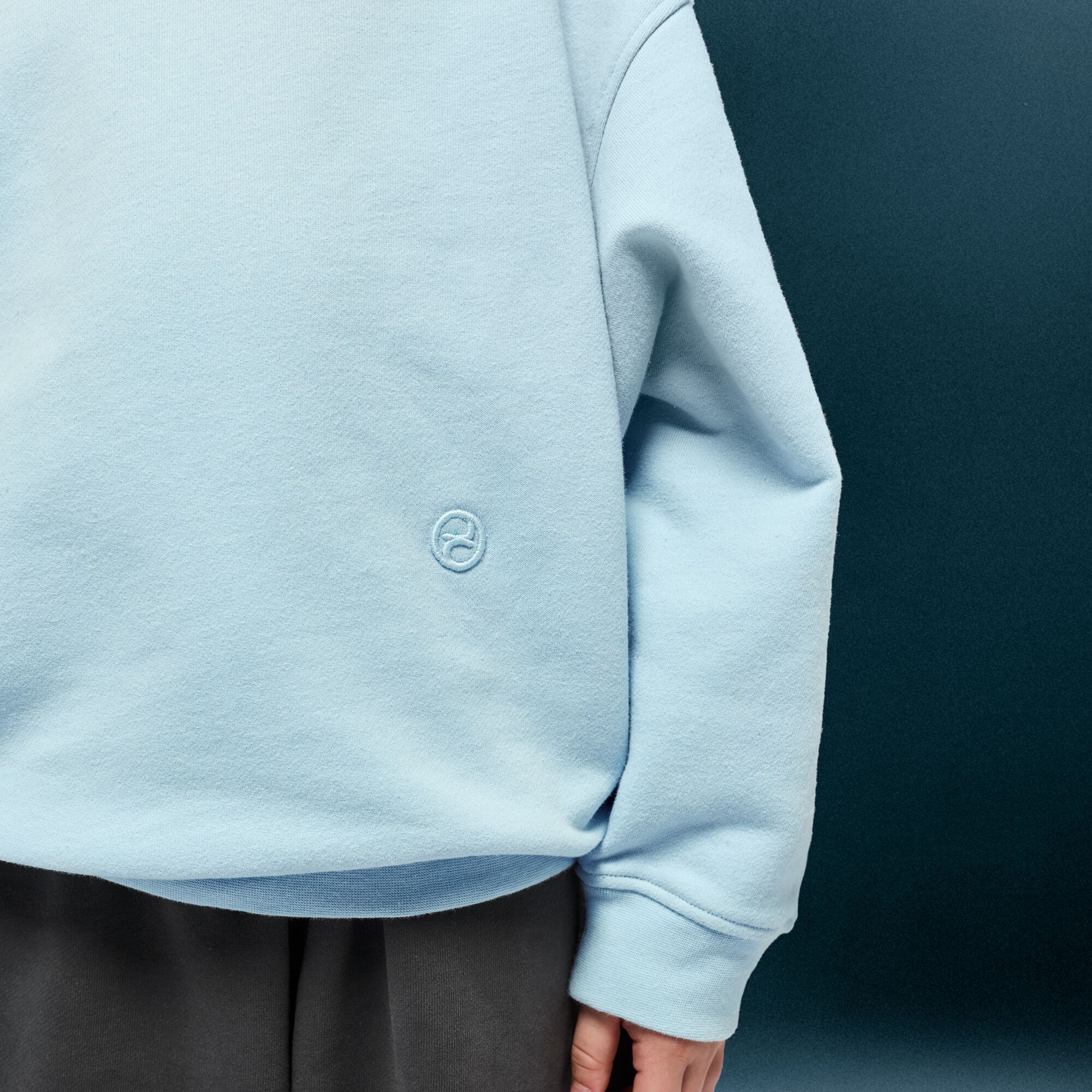 CYBEX Sweatshirt - Dust Blue in Dust Blue large-cybex-neu Bild 4