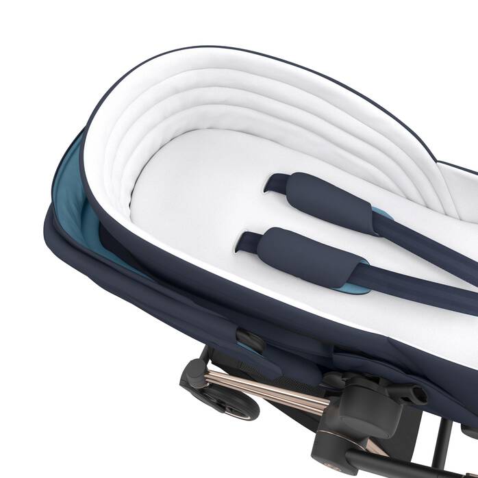 L'immagine mostra la combinazione di diversi prodotti, venduti separatamente. numero immagine 4 CYBEX Navicella Platinum Lite Cot - Nautical Blue in Nautical Blue large-cybex-neu numero immagine 4