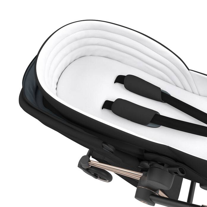 Image shows the combination of several products, sold separately. image number 4 CYBEX Platinum Lite Cot - Deep Black in Deep Black large-cybex-cn image number 4